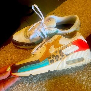 Womens multi colored Nike Air sneakers, in great condition